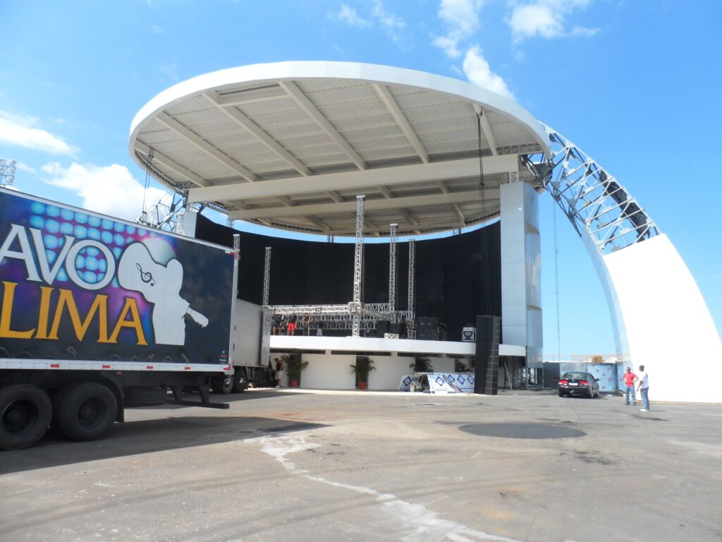 <p>Construção do maior palco fixo da América Latina. Palco CEPOP, Campo dos Goytacazes</p>
